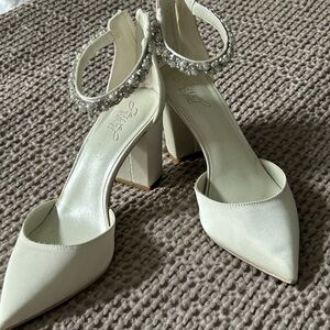 JEWEL BADGLEY MISCHKA IVORY DRESS SHOES IN BOX 8.5